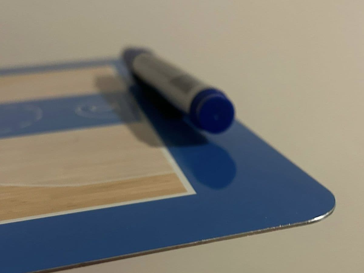 Détail de la plaquette en aluminium (finition, marqueur)