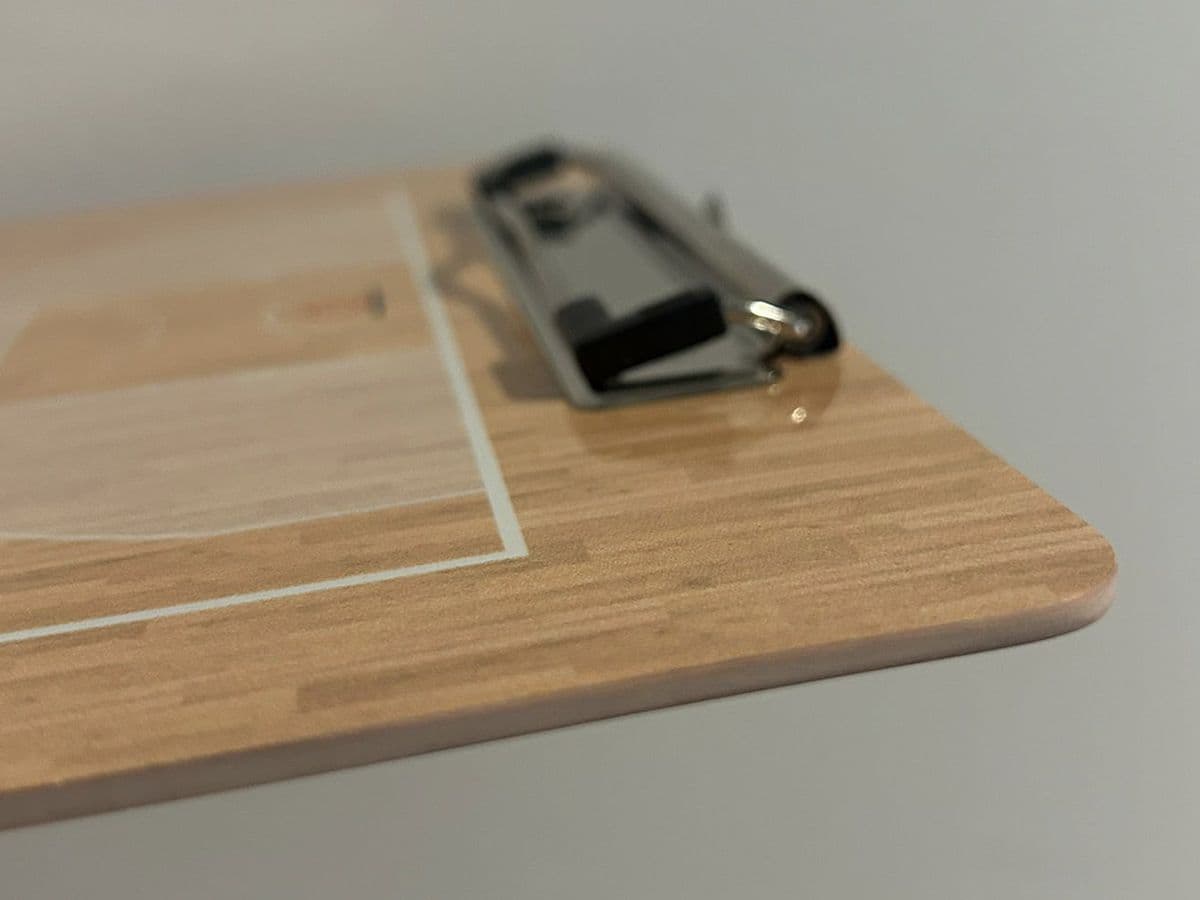Détail de la plaquette en composite (texture, bords, porte-clip)